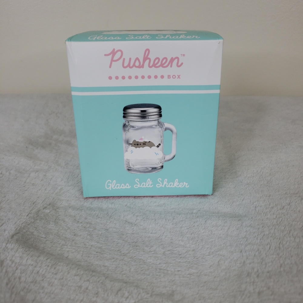 Pusheen Winter 2021 glass salt shaker NIB